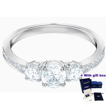 Модно и очарователно сребърен пръстен с диамант е подходящ за носене на красиви жени, като подчертава елегантността и благородството на