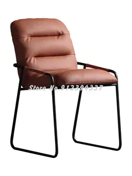 Италиански минималистичен кожен стол за хранене с мека кожена чанта от пера, дизайн на дома на облегалката на стола, за да проучи книги, модерен железен стол за почивка