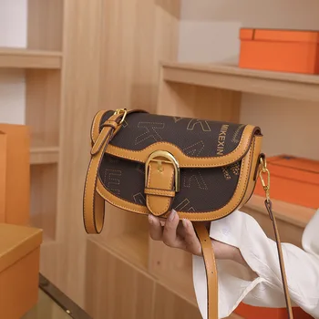 Чанта през рамо 2023, Нова луксозна модерна чанта през рамо с писмото принтом в ретро стил, Малка квадратна чанта, Хит на продажбите, Дамски чанти-мъкна